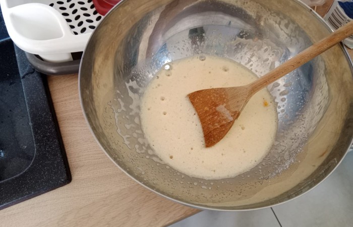 w misce mąka z wodą