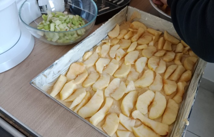 ułożone na blachę pokrojone jabłka