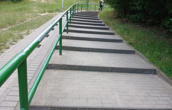 zdjęcie wyczyszczonych schodów przy osiedlu kosciuszkowców