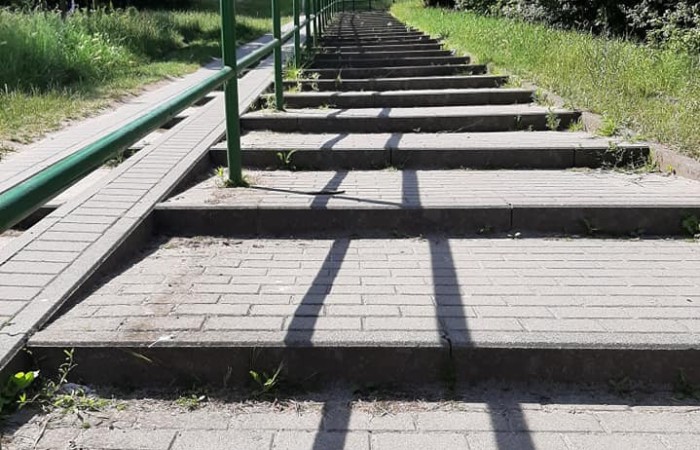 zdjęcie wyczyszczonych schodów przy osiedlu kosciuszkowców