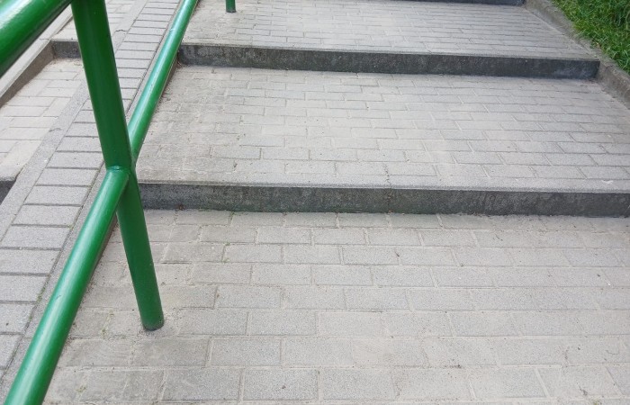 zdjęcie wyczyszczonych schodów przy osiedlu kosciuszkowców
