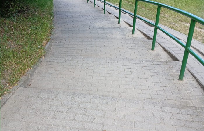 zdjęcie wyczyszczonych schodów przy osiedlu kosciuszkowców