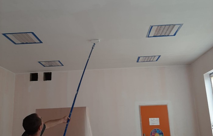 osoba malująca sufit