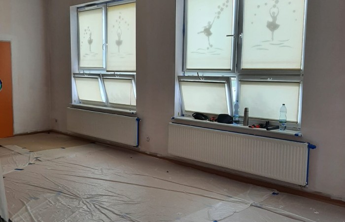 na podlodze rozłożone folie, uchylone okna