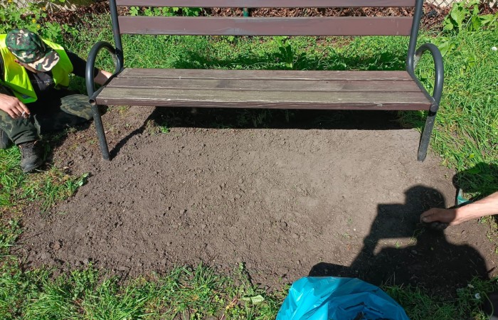 posprzątana ławka w terenie