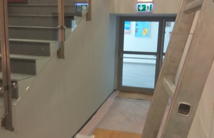 zabezpieczone schody i część sali w zalasewie