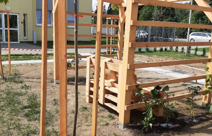 drzewo zabezpieczone krewnianym płtkiem