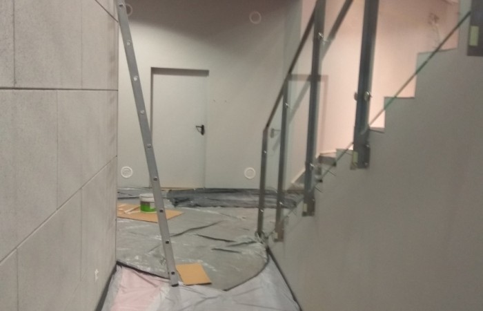 zabezpieczone schody i część sali w zalasewie