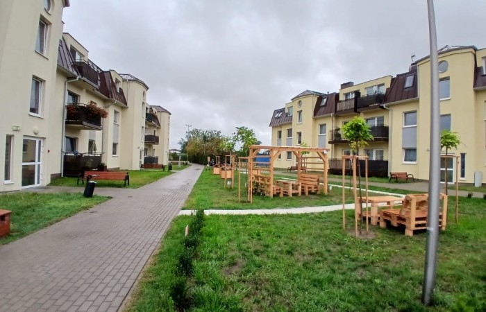 widok na plac z wykonanymi meblami