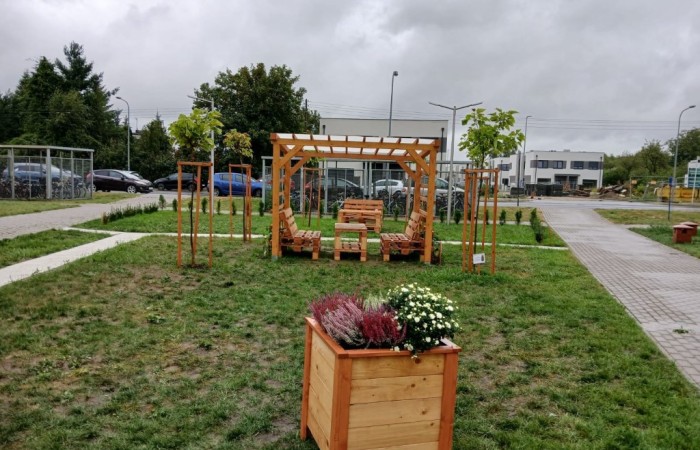 widok na plac z wykonanymi meblami