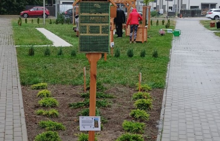 widok na plac z wykonanymi meblami
