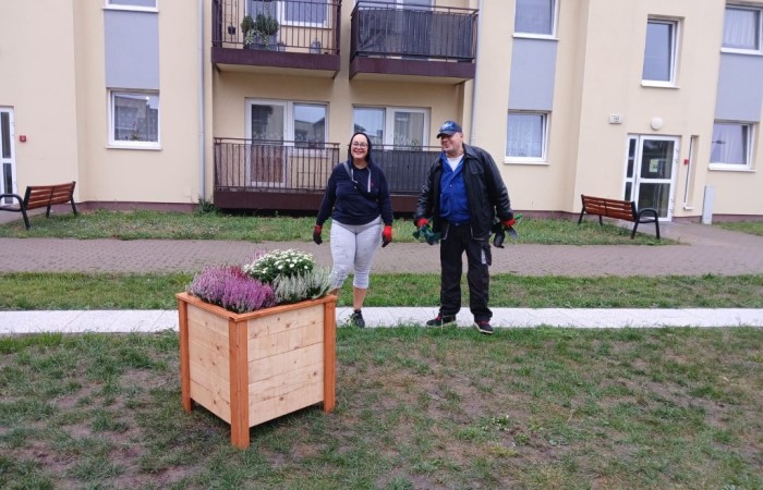 widok na plac z wykonanymi meblami