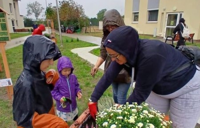 widok na plac z wykonanymi meblami