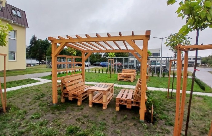 widok na plac z wykonanymi meblami