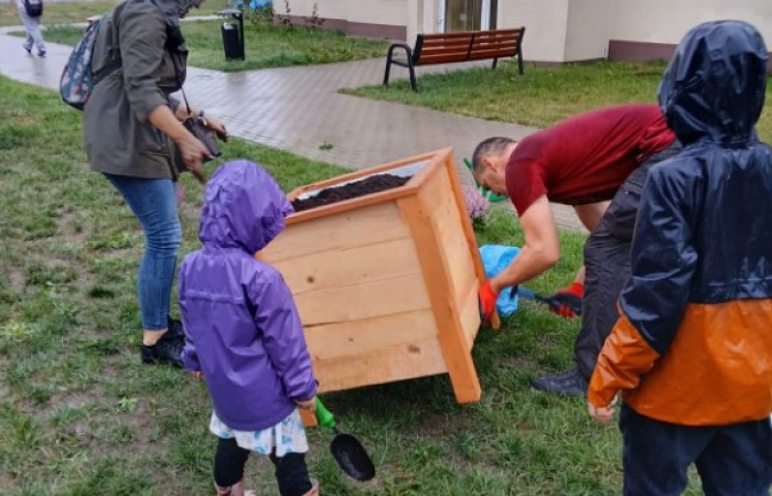 widok na plac z wykonanymi meblami