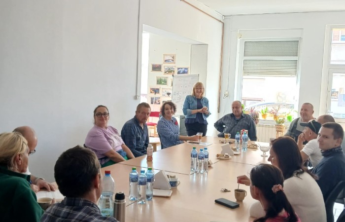 Przedstawiciele Fundacji Barka oraz Centrum Integracji w Swarzędzu wewnątrz budynku CIS