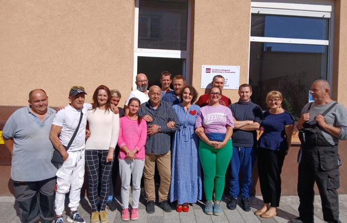 Przedstawiciele Fundacji Barka oraz Centrum Integracji w Swarzędzu przed budynkiem CIS