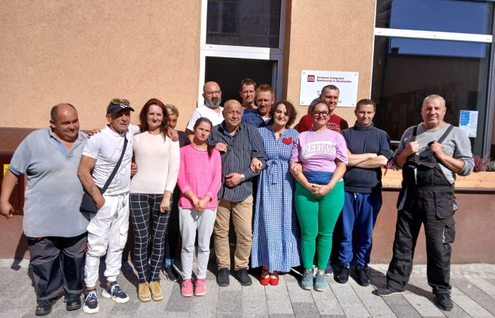 Przedstawiciele Fundacji Barka oraz Centrum Integracji w Swarzędzu przed budynkiem CIS