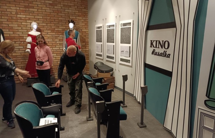 grupa osób oglada fotele kinowe