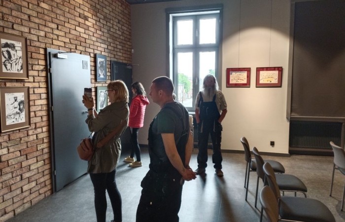 grupa osob podziwia muzeum, jedna osoba robi zdjęcie