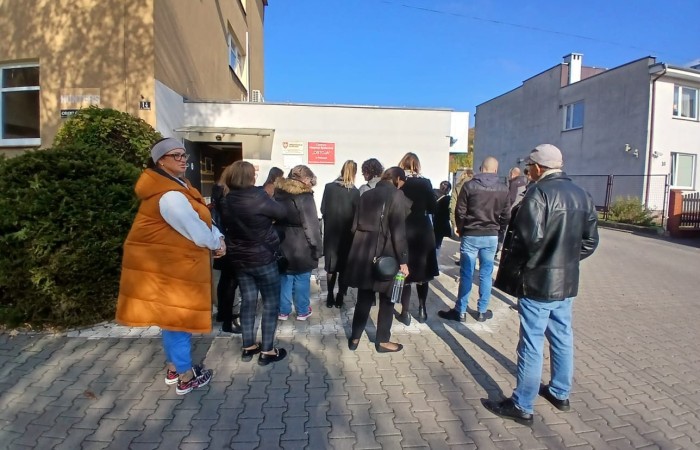  Grupa uczestników wyjazdu zebrana przed wejściem do Centrum Integracji Społecznej „Ostoja” w Pniewach.