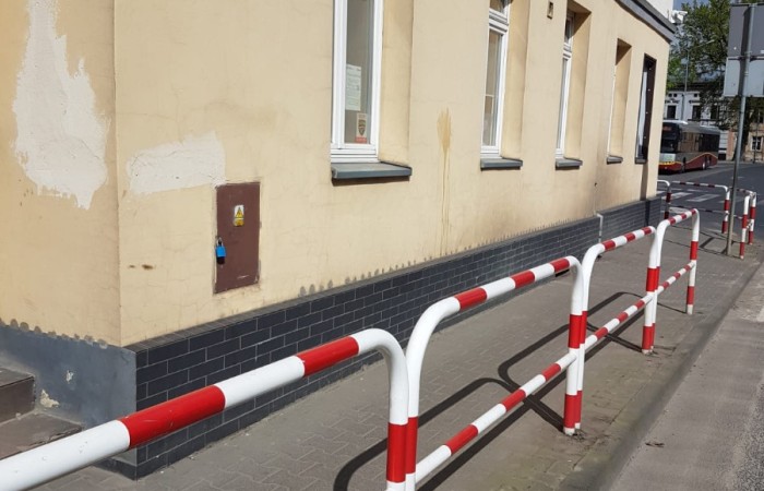 zdjecie przed budynkiem klubu integracji społecznej