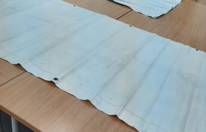 osoba tnie baner na stole