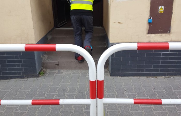 osoba wchodząca do klubu integracji społecznej z banerami wyborczymi