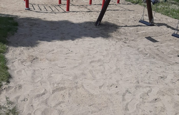 posprzątany piasek na placu zabaw dla dzieci