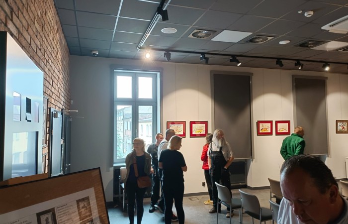 w tle widać uczestników w centrum historii i sztuki