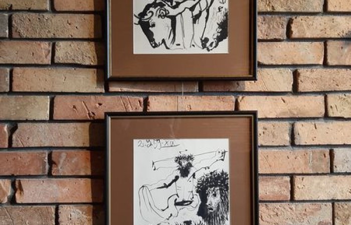 dwa obrazy na scianie