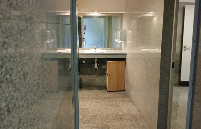 wyczyszczone wnętrze przedsionka toalety