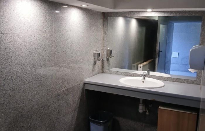 wyczyszczone wnętrze toalety, widać zlew oraz lustro