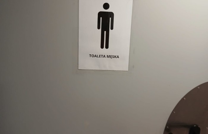 drzwi do męskiej toalety
