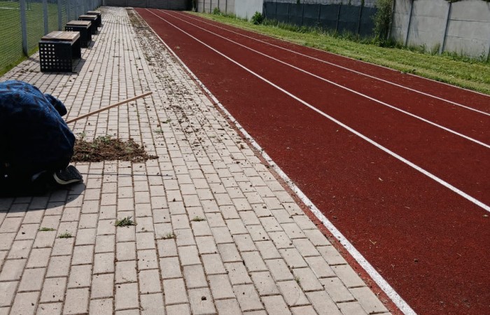 kostka bukowa przy bieżni podczas czyszczenia