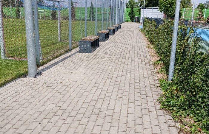 wyczyszczona kostka brukowa przy boisku piłkarskim