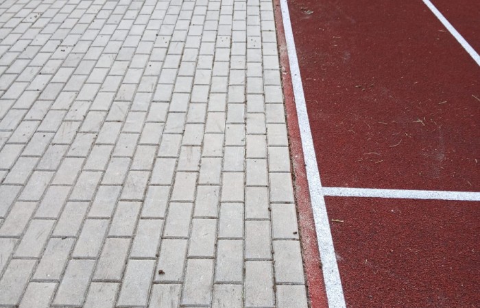 wyczyszczona kostka brukowa przy bieżni